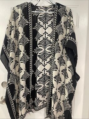 Max Studio Black and White Patterned Kimono Cover-Up